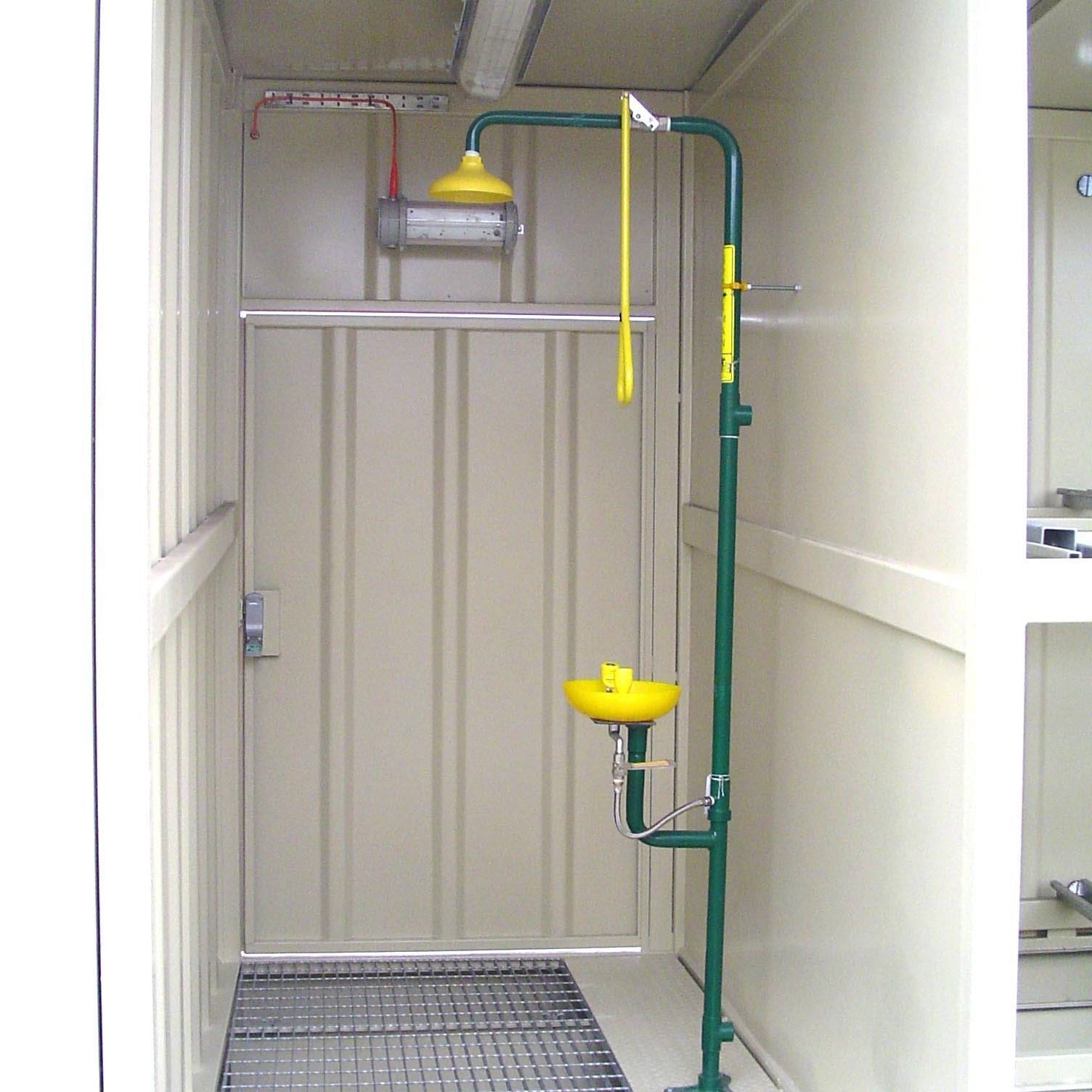 Sicherheitslagerplatz mit Auffangsystem – DC64 (für bis zu 64 Fässer)